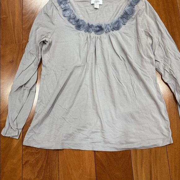 LOFT Women's Light Gray Long Sleeve Top with Floral Detail size L - Picture 3 of 10